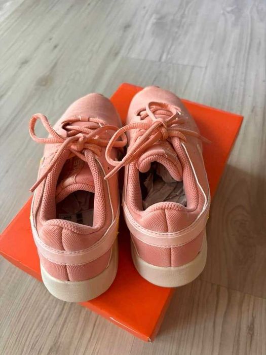 Маратонки NIKE - номер 36.5