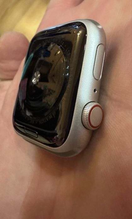 Apple Watch SE 44mm GPS – с кутия – Отлично състояние