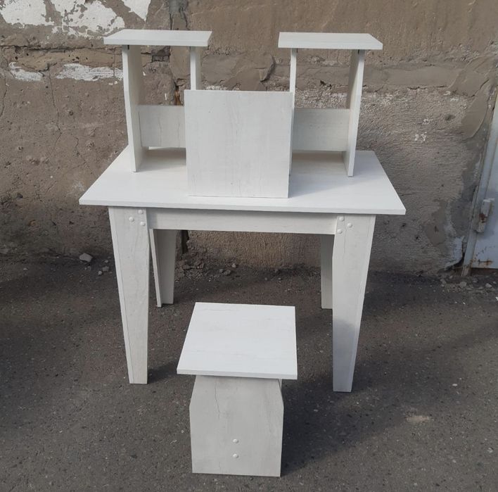 Продам кухонный стол с табуретками