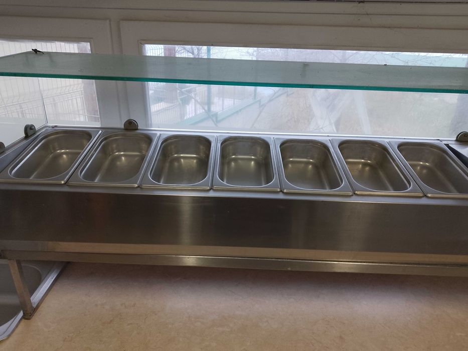 Салатен бар със стойка