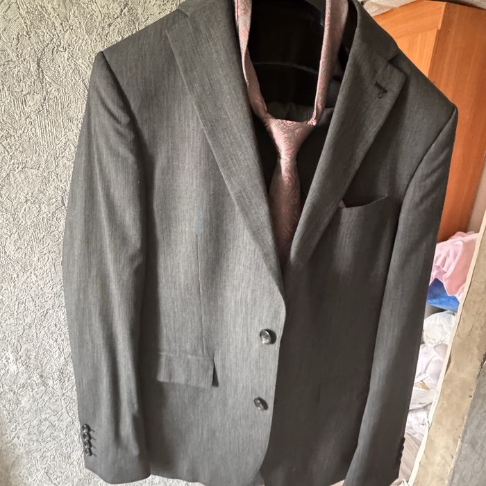 Продам мужские костюмы