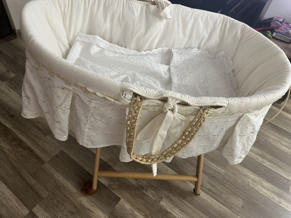 Плетен кош за бебе , със стойка на колела