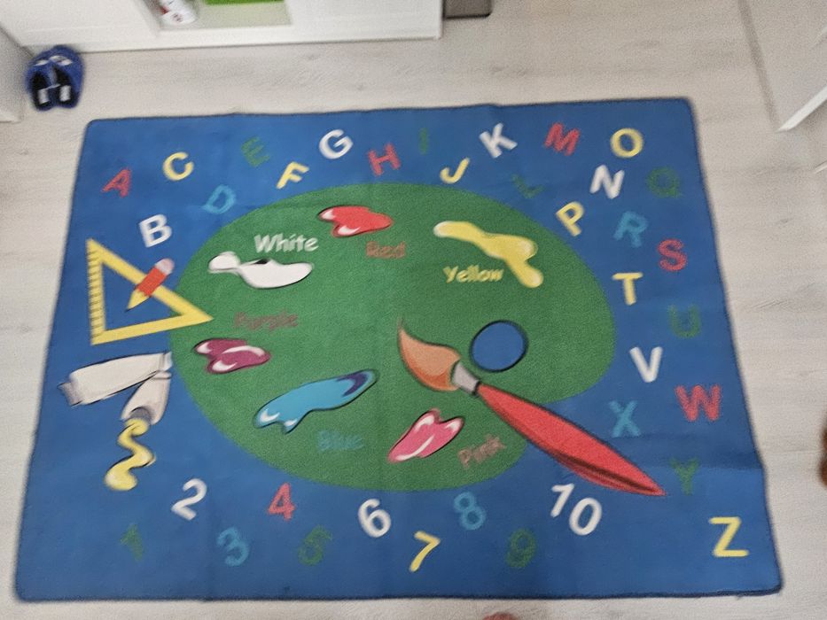 Детски килим с цифри и латински букви
