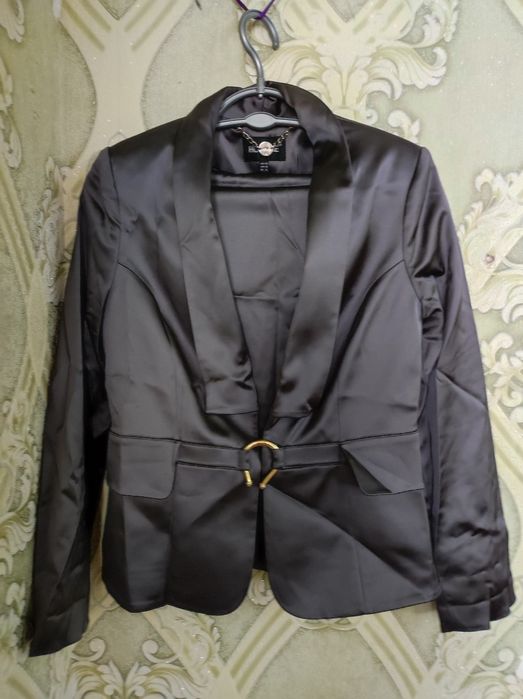 Продам костюмы женские