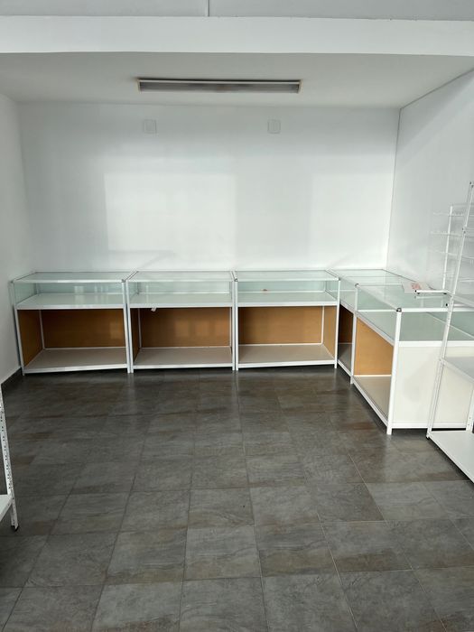 Пълно търговско оборудване за магазин – витрини, стелажи и щендери