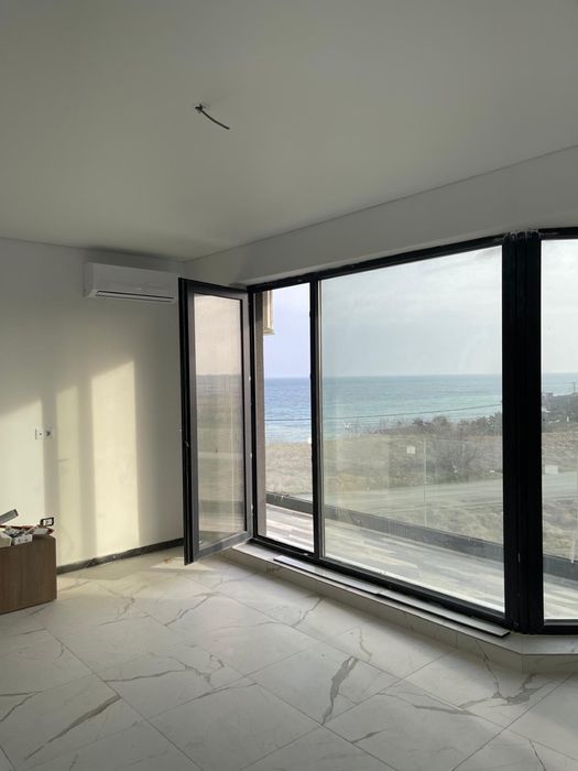 Vand studio/garsoniera in prima linie la mare cu vedete frontala.