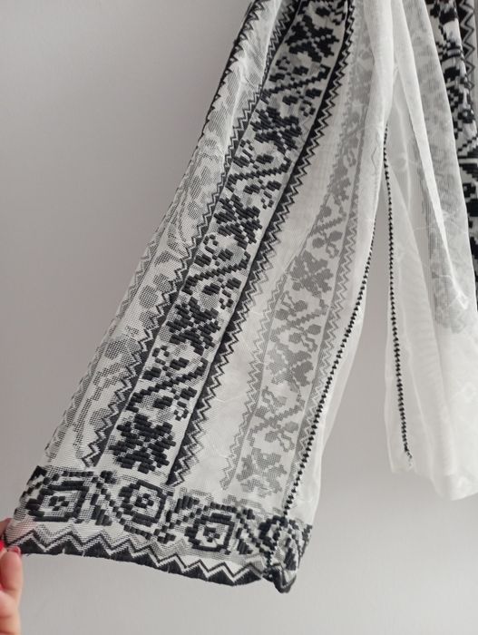 ie cusuta .Este in stare impecabila.