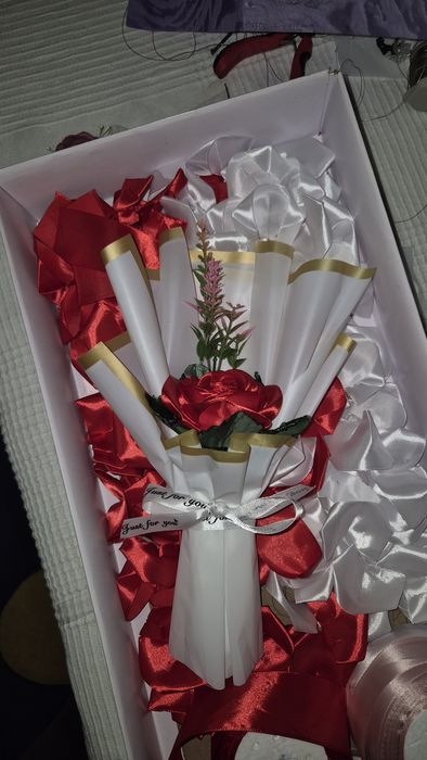 Mini buchetele cu trandafiri din saten