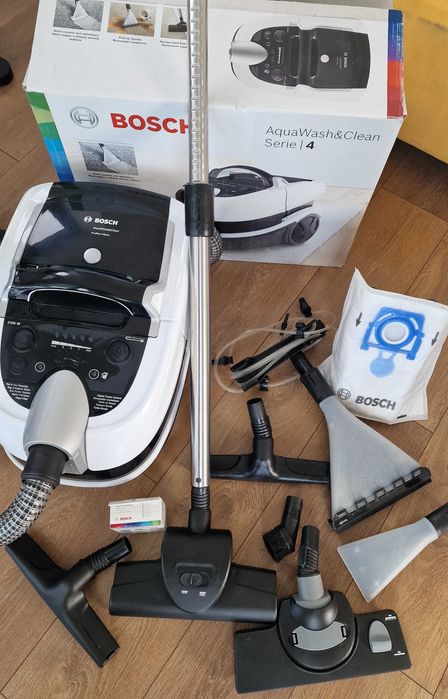 Bosch AquaWash&Clean Serie 4 2100W моюща прахосмукачка