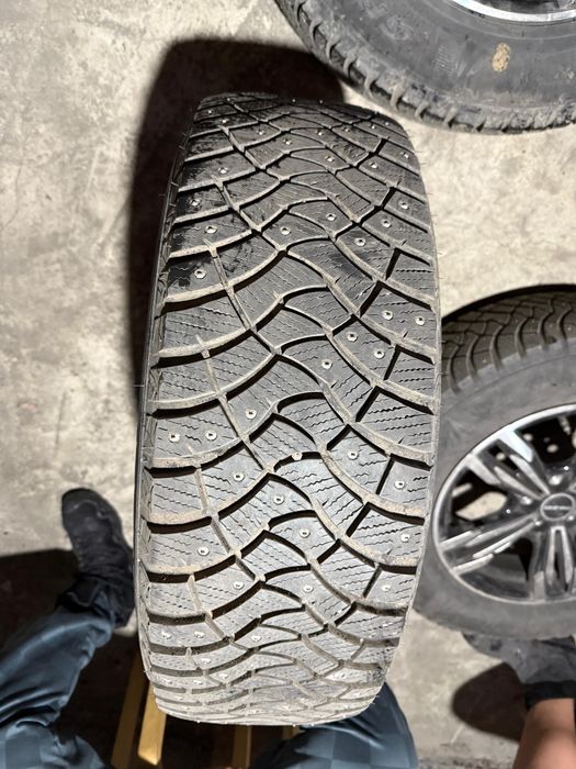Продам комплект зимней резины на дисках