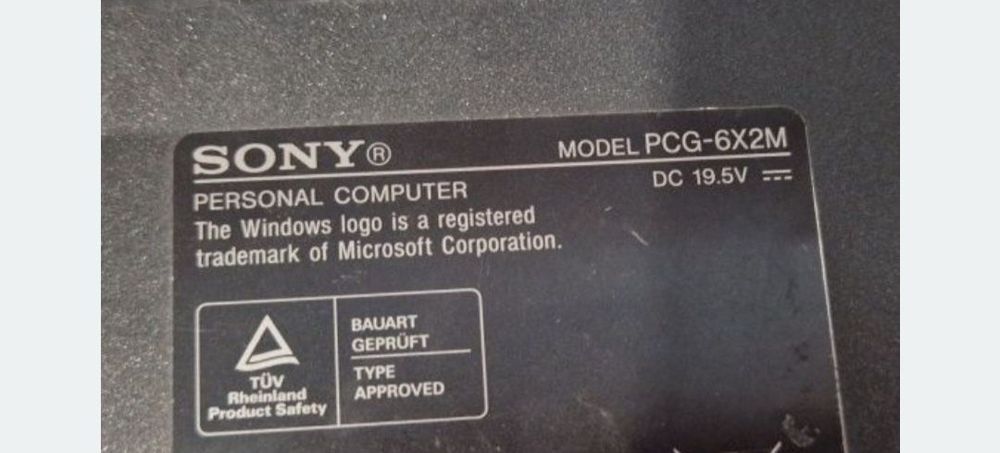Laptop Sony Vaio cu doua pete pe display