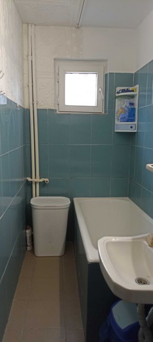 Închiriez apartament cu doua camere.