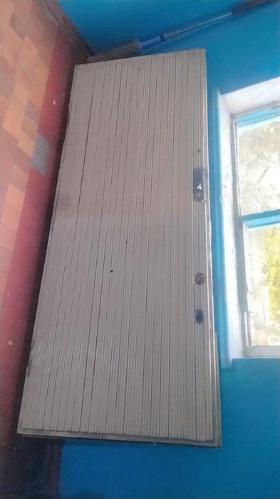 Tahta eshik sotiladi