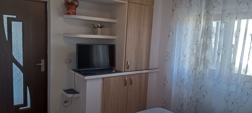 Închiriez apartament la casa cu intrare separat