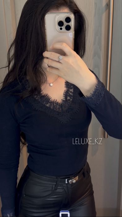 Лонгслив с кружевом