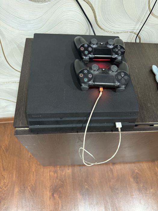Ps4pro с двумя джостиками