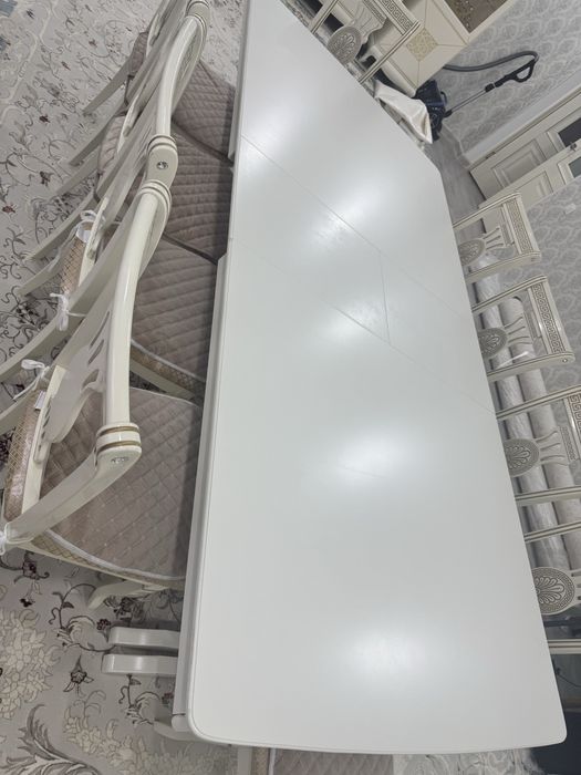 Стол со стульями для гостинной