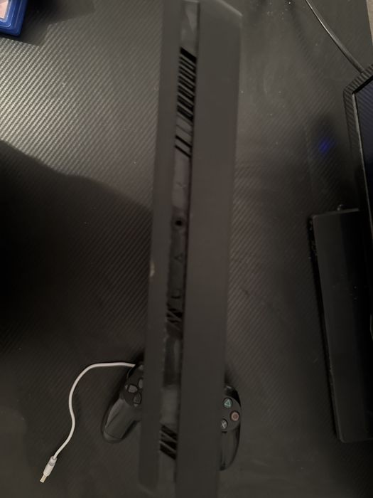 Продавам PlayStation 4 slim 500GB с два джойстика и три игри