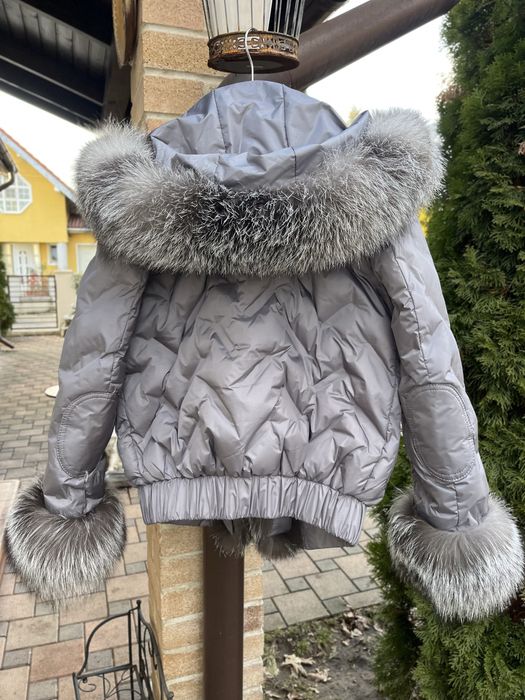 Vând geaca cu blana naturala vulpe argintie marimea S