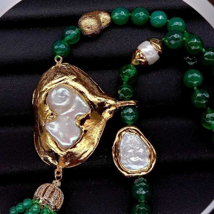 Colier statement, masiv, lepidolit violet sau agate verzi si perle de cultura aurite