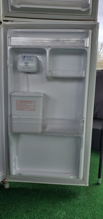 Хладилник с горен фризер Самсунг