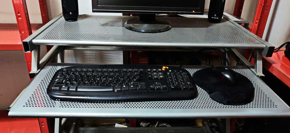 Vindem 3 planșete pentru desen și 2 mese pentru computer/laptop.