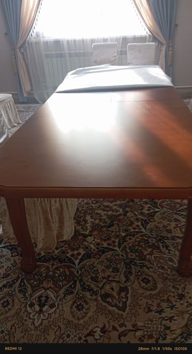 Стол вместе со стульями