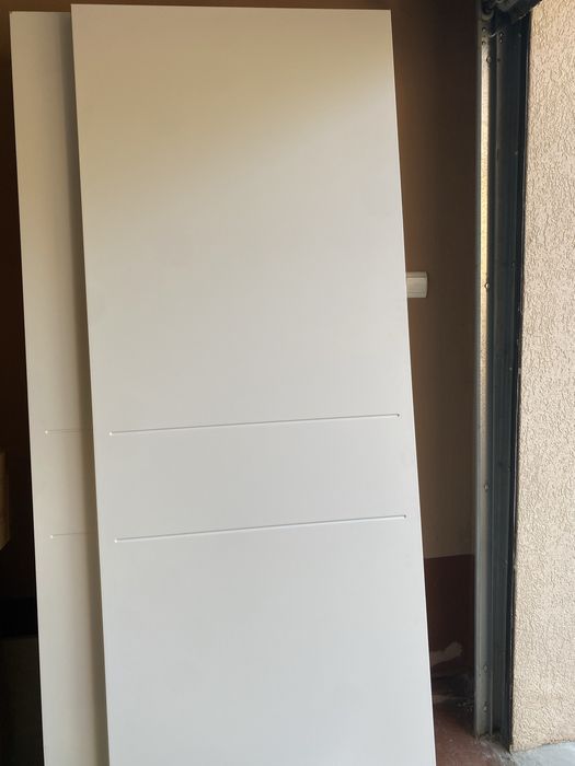 Usi albe MDF Italia cu tocuri din lemn masiv de tei