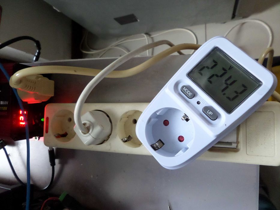 Aparat masura consumul instant in w panouri solare invertor arata tensiunea 220v
