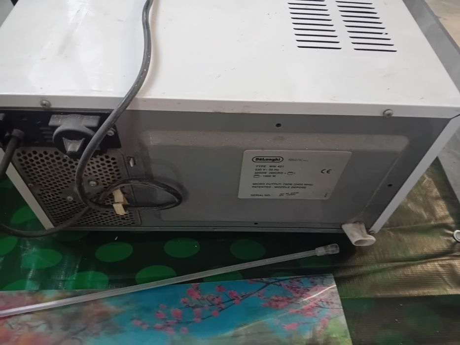 Микровълнова фурна с грил Delonghi