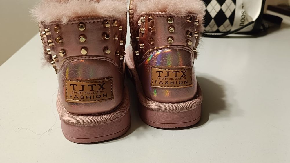 Детские розовые угги