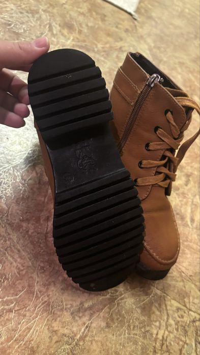 Отдам даром обувь 36 размера