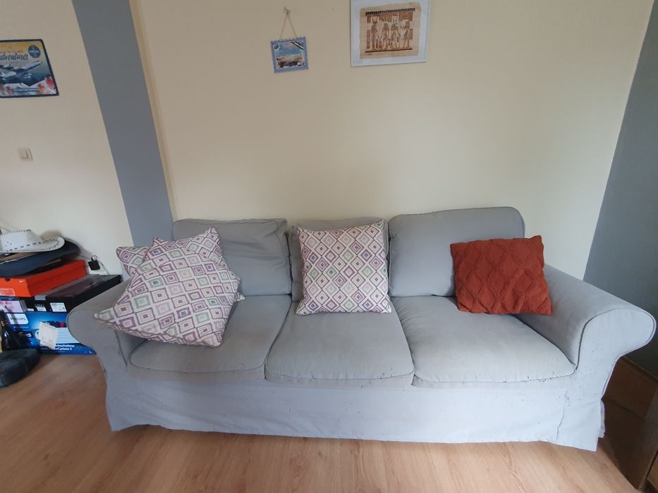 Диван за трима с подарък 4 възглавници