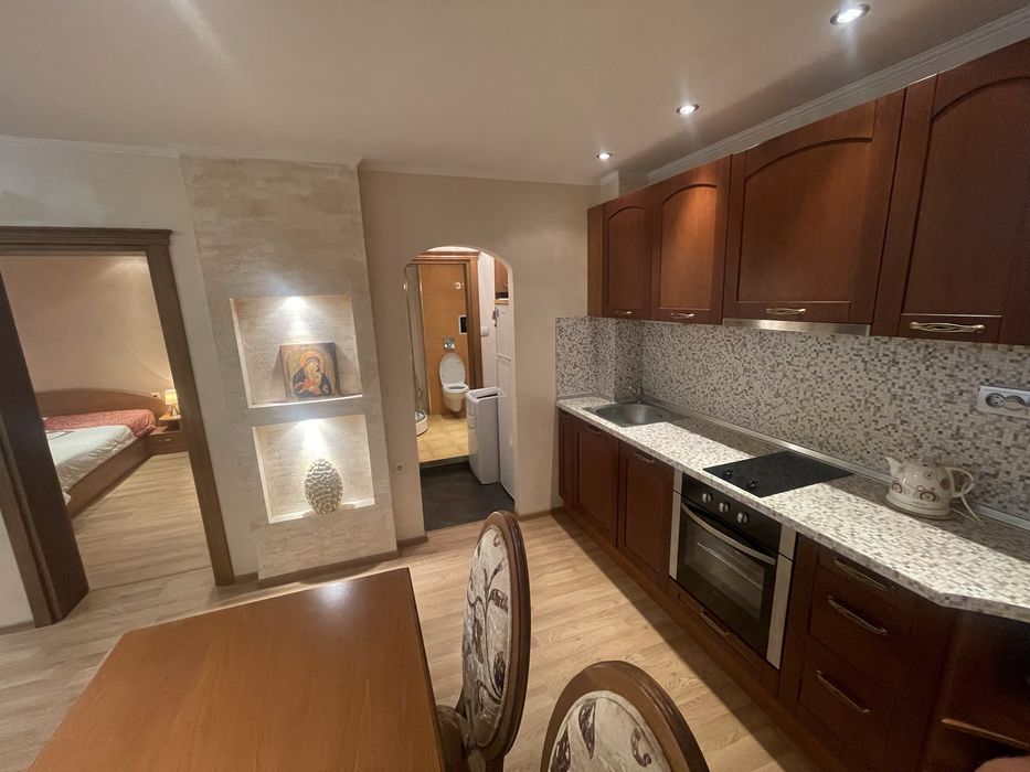 Тристаен апартамент  в центъра на Бургас