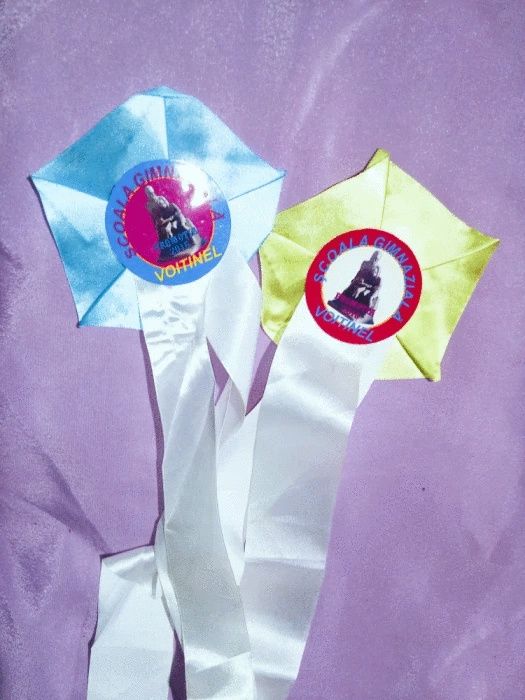 Realizez insigne personalizate pentru absolvenții de liceu sau școală