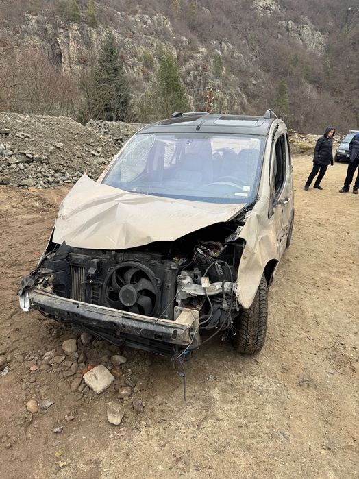 Продавам катастрофирал Citroën Berlingo Multispace 1.6 90кс