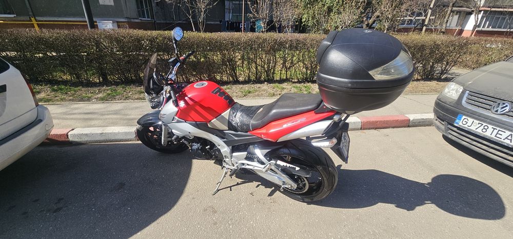 Suzuki gsr 600 roșu