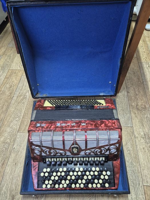 Продаётся баян weltmeister grandina