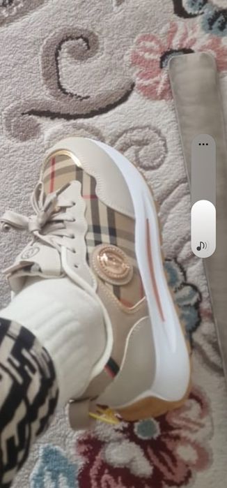 Продам новые кроссовки