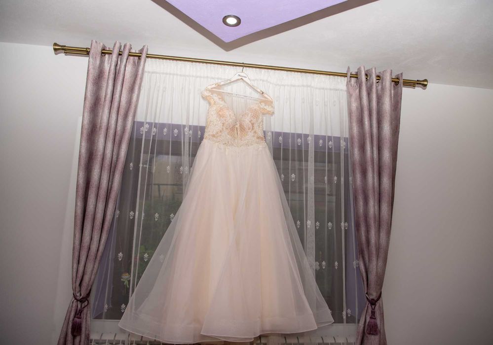 Vând Rochiță de mireasă este inclus voalul și cercul!