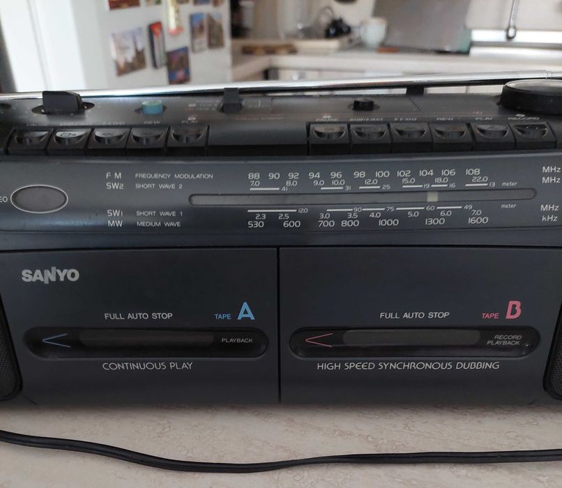 Двукасетъчен радиокасетофон SANYO