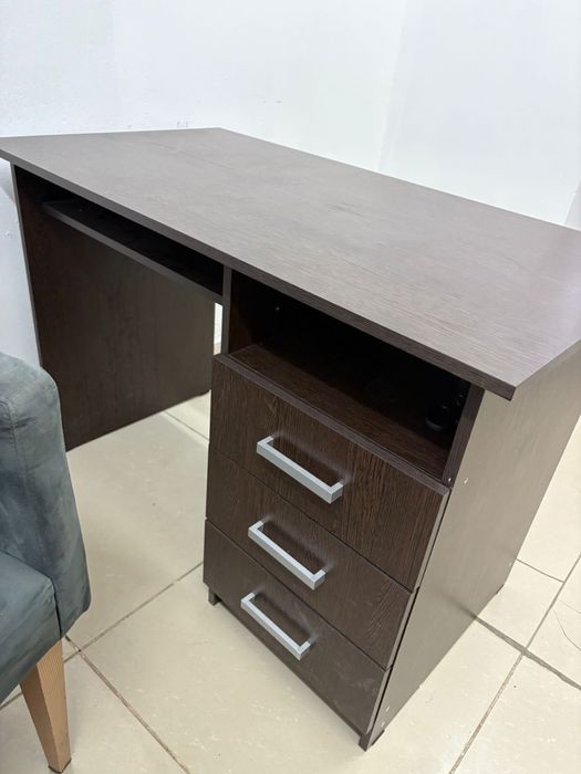 Офисные столы стулья