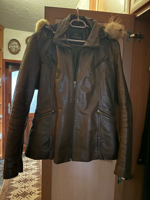 Луксозно дамско яке от естествена кожа с качулка и естествен пух