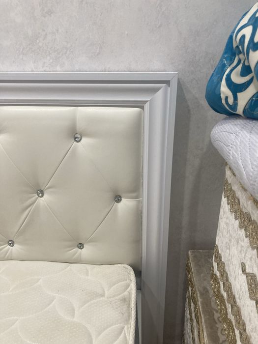 Кровать с матрасом вместе