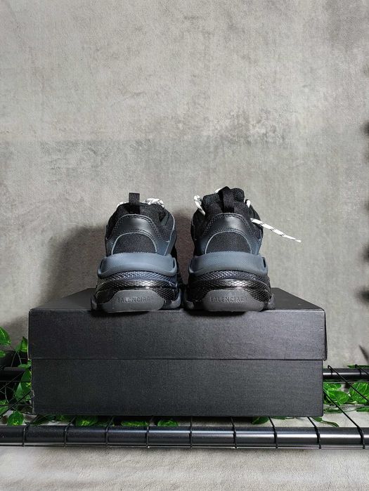 Adidasi negrii triple S marimea 43
