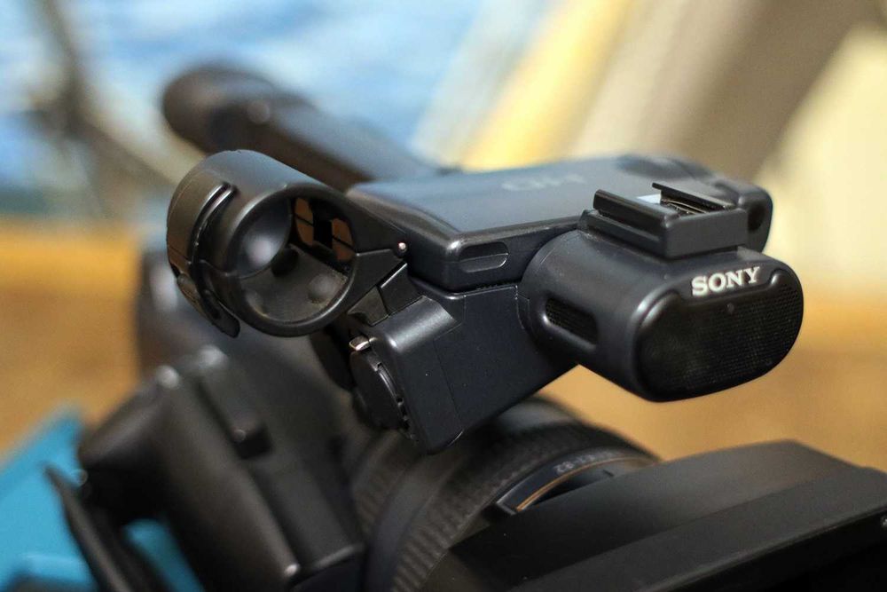 Профессиональня видеокамера Sony HDR-AX2000