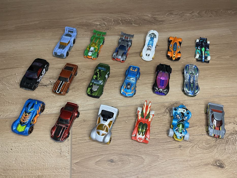 Hotwheels колички + кутия