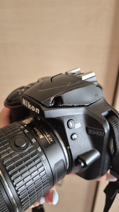 фотоапарат Nikon D3400 с обектив Nikon AF-P DX NIKKOR 18–55mm.