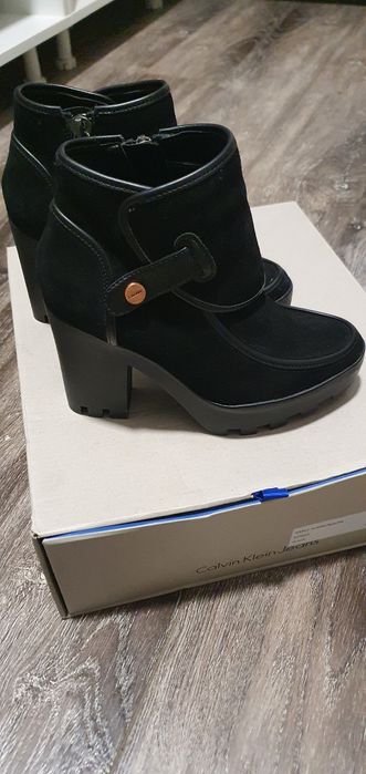 Botine Calvin Klein piele intoarsa, marimea 35, ca noi