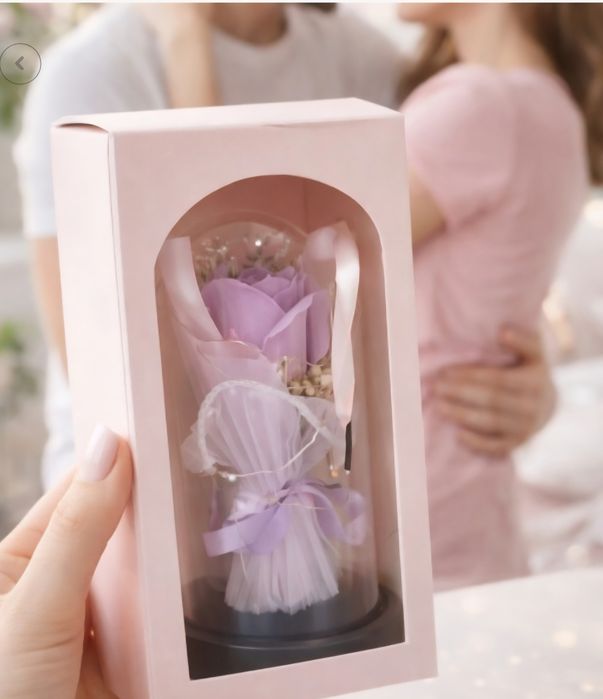 Роза в стъкленица с LED светлини – елегантен подарък